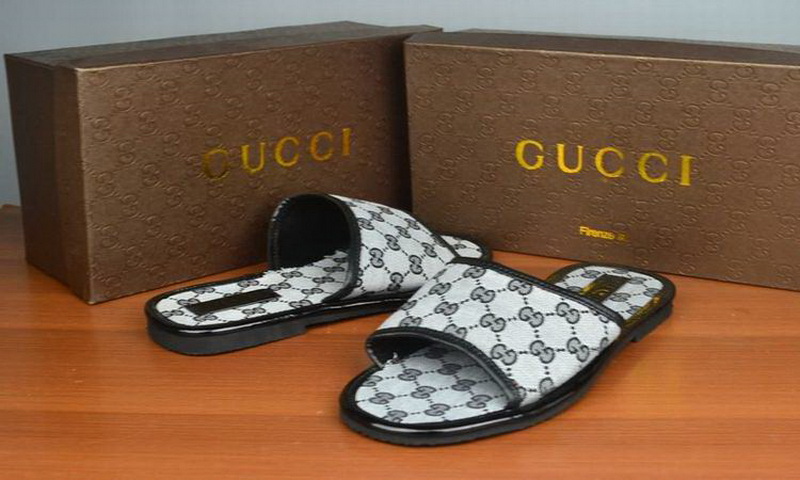 Gucci Slippers Woman--051